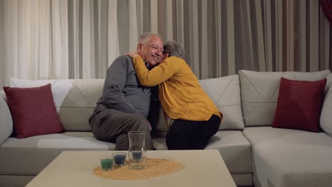 Pareja-De-Ancianos-Abrazándose.