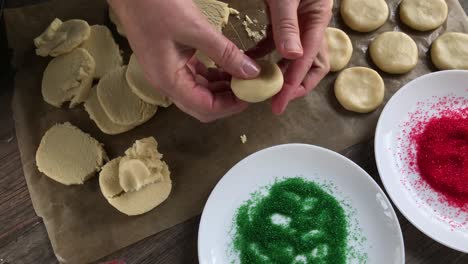 masa rodante a mano para hacer galletas de azúcar navideñas con chispas rojas y verdes