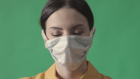 mujer joven con una máscara quirúrgica