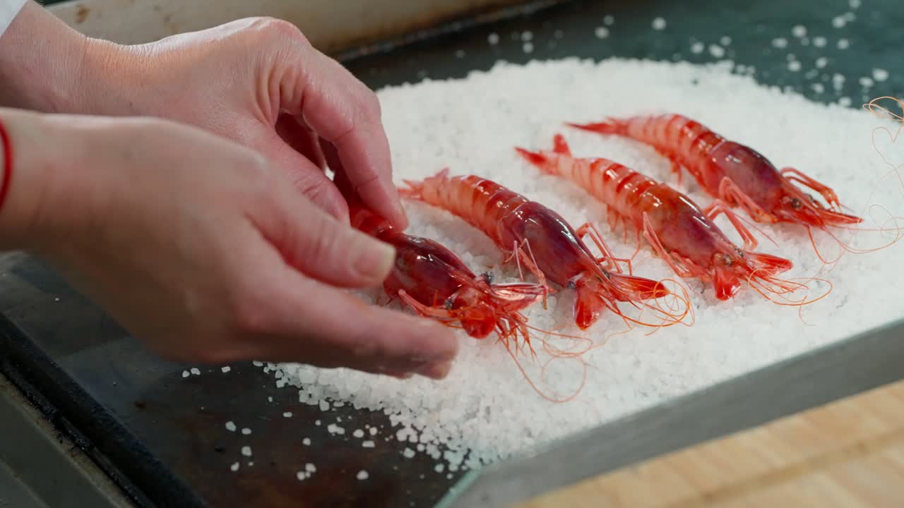 소금에 구운 붉은 새우 요리