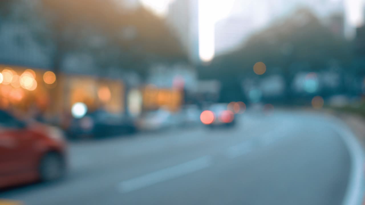 자동차와 함께 밤의 도시 배경. 초점 밖의 배경