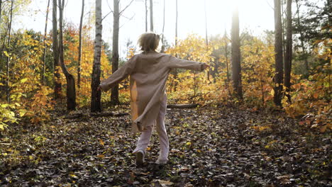 joven con abrigo en el bosque