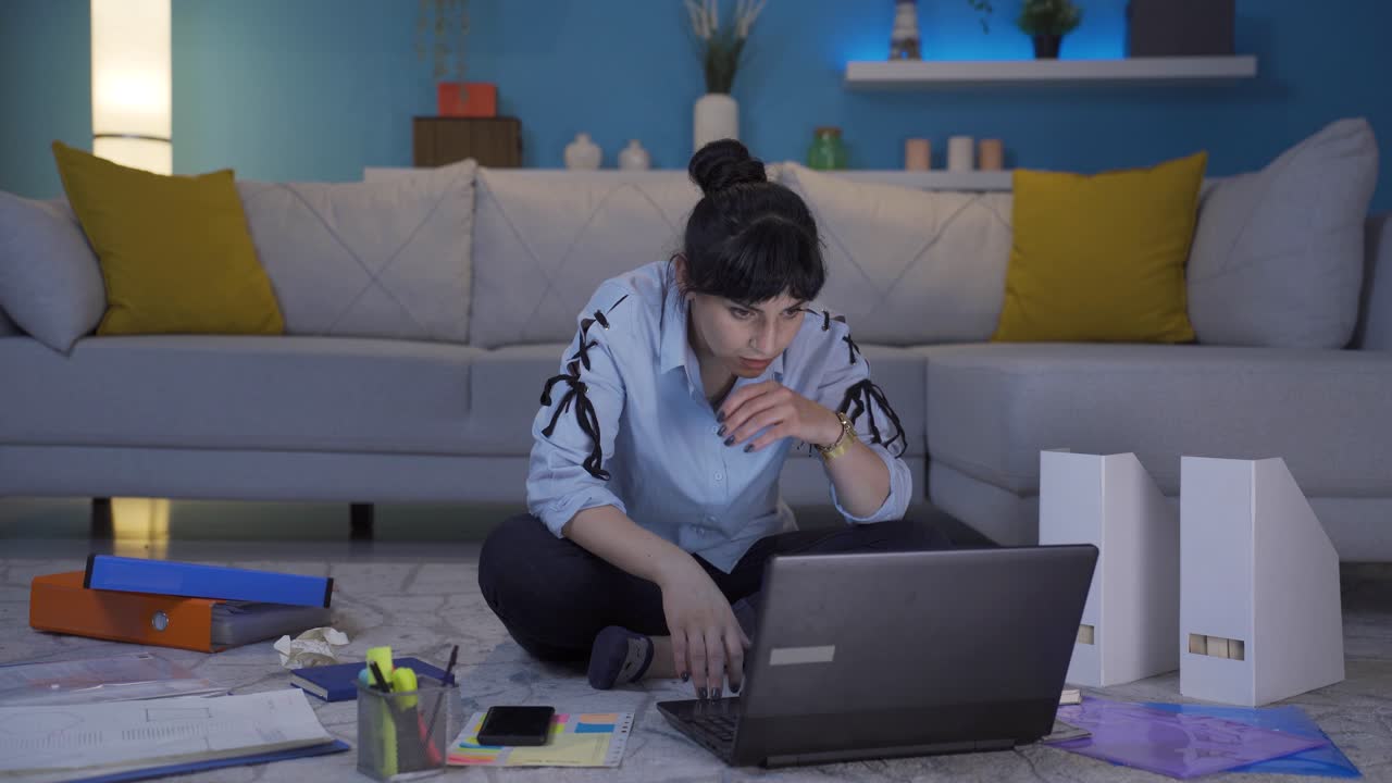 mujer trabajadora de oficina en casa confundida y pensativa.