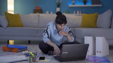 mujer trabajadora de oficina en casa confundida y pensativa.