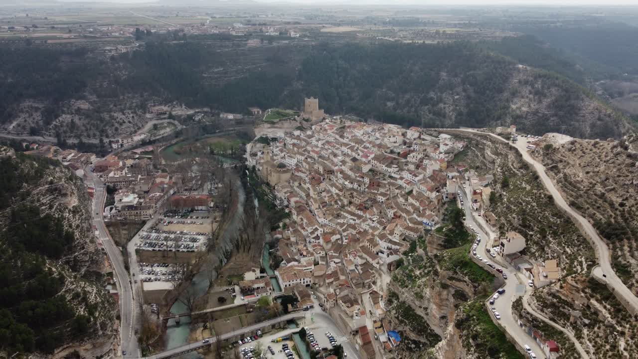 Vuelo de dron cinematográfico en 4K sobre Alcalá del Júcar, un impresionante pueblo histórico enclavado en el cañón del río Júcar, Castilla-La Mancha, España.