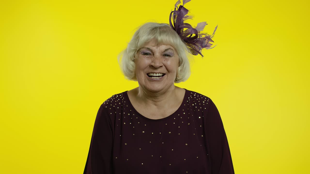 anziana felice che ride ad alta voce dopo aver sentito un aneddoto, una battuta divertente, uno stile di vita positivo