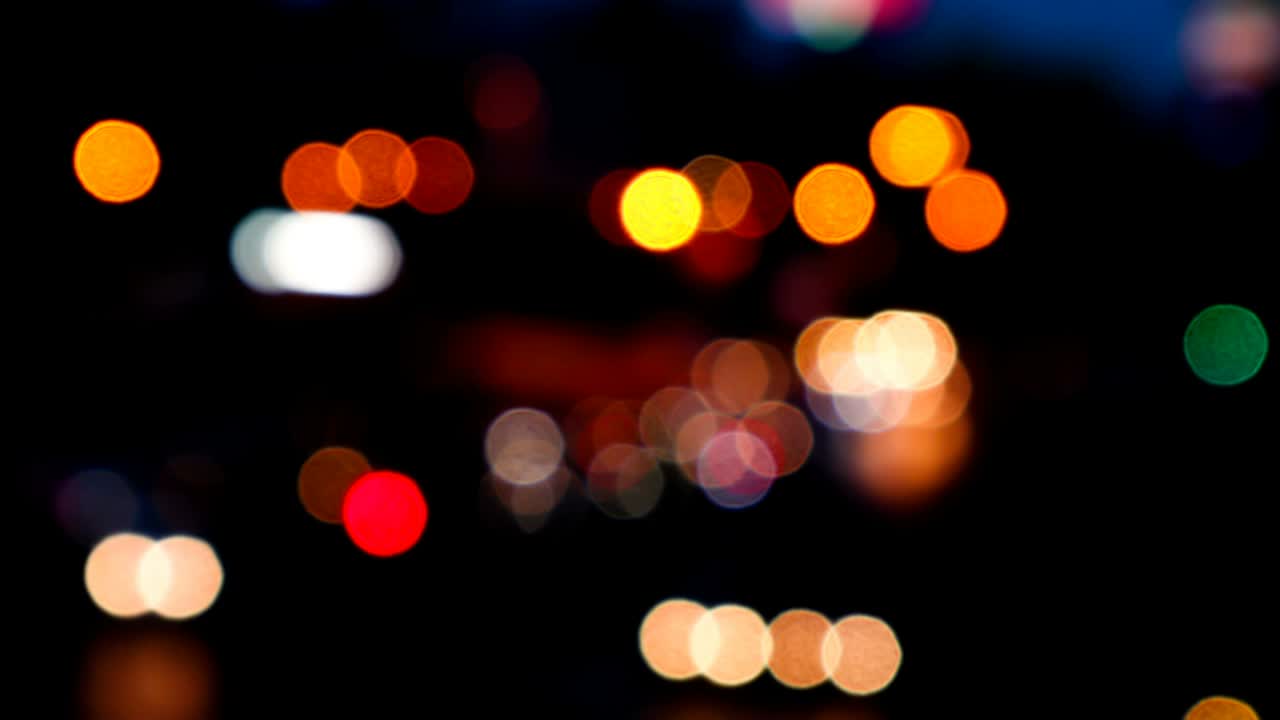 bokeh borroso de los coches en el tráfico en la carretera por la noche. bokeh de colores borrosos brillantes abstractos.