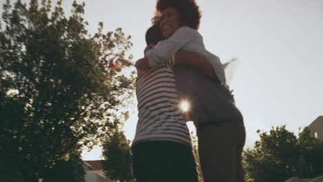 una joven pareja atractiva siendo alegre