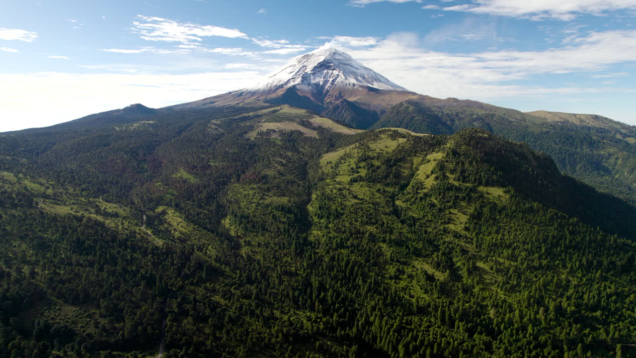 toma de drones con vista panorámica del pico nevado del volcán popocatepetl en la ciudad de méxico