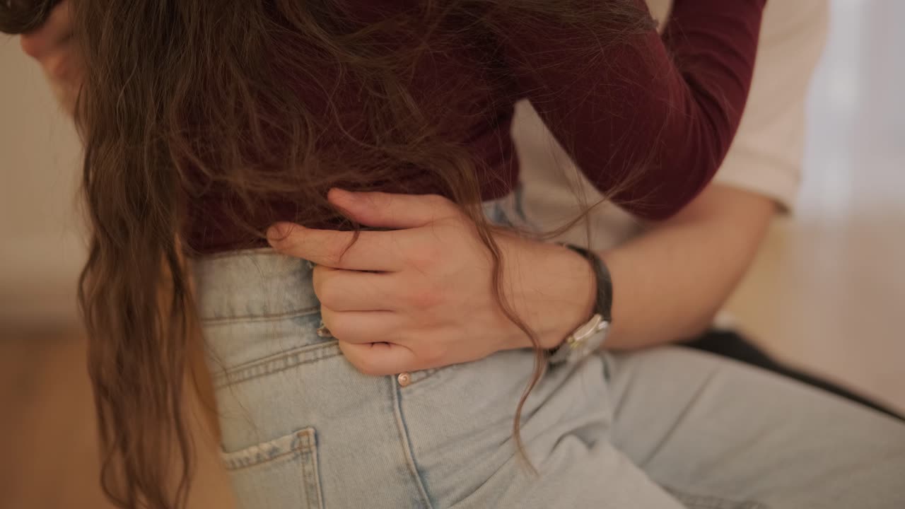 Una coppia innamorata trascorre del tempo a casa