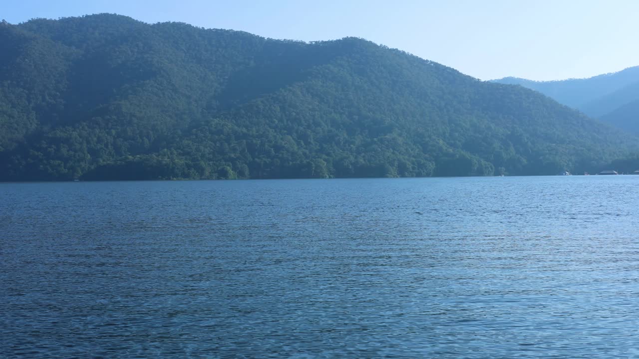 보트 와 산 의 배경 으로 평온 한 물