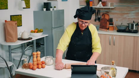 una pareja casada preparando ensalada.