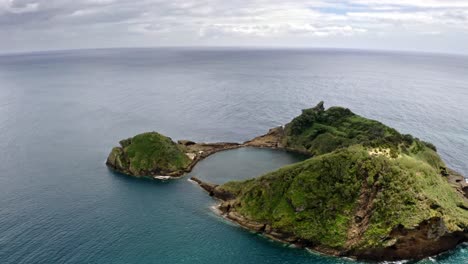 Ilhéu-de-Vila-Franca-do-Campo-volcano-caldera-crater,-zooming-aerial