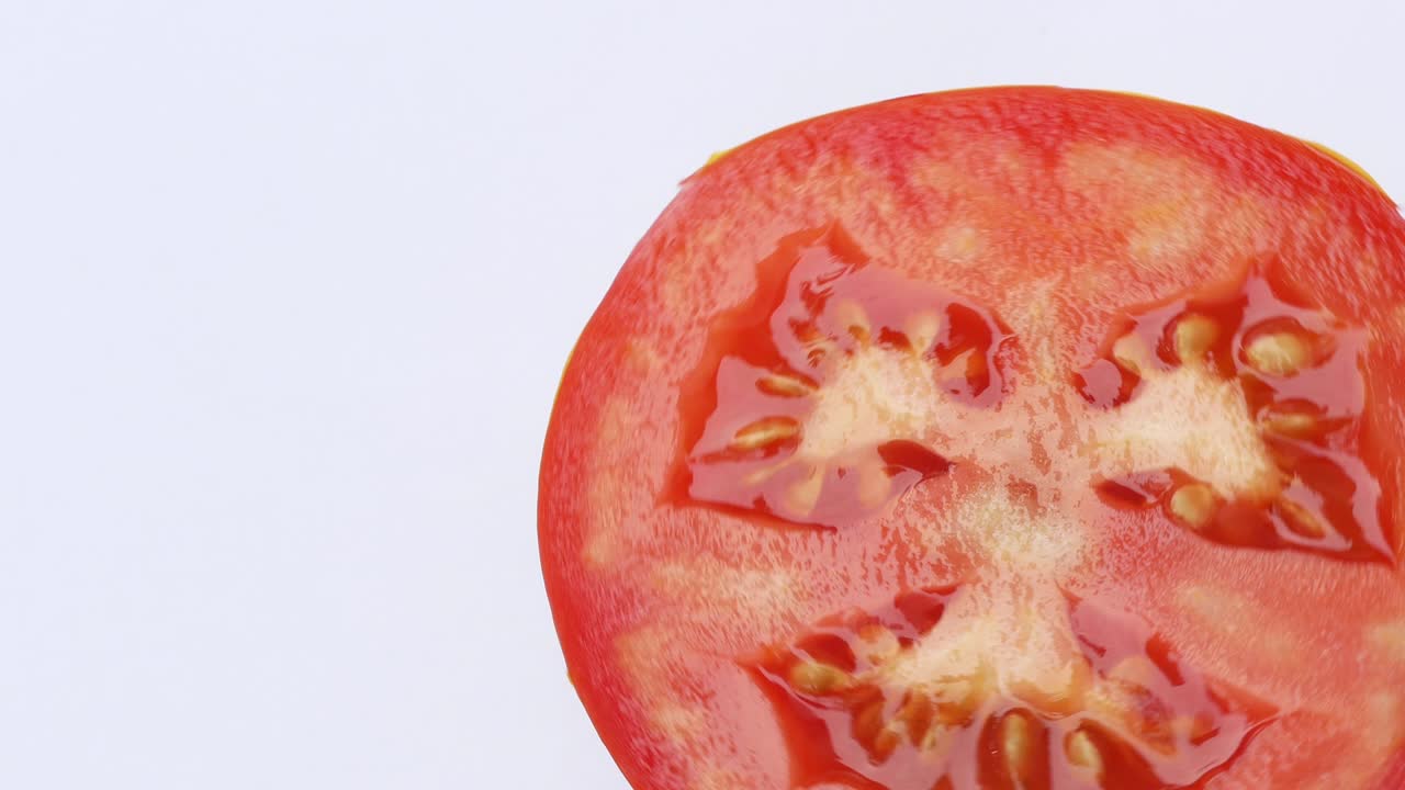 색 배경에 토마토 회전