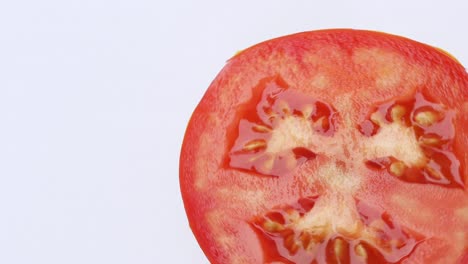 el tomate gira sobre un fondo blanco.