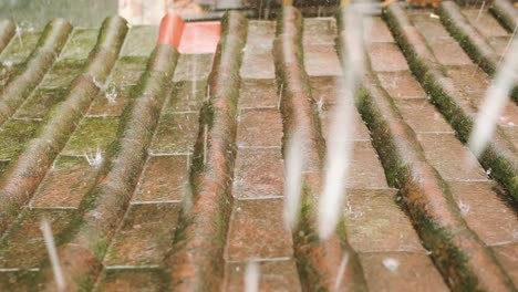 Techo-De-La-Casa-Balinesa-Bajo-La-Lluvia