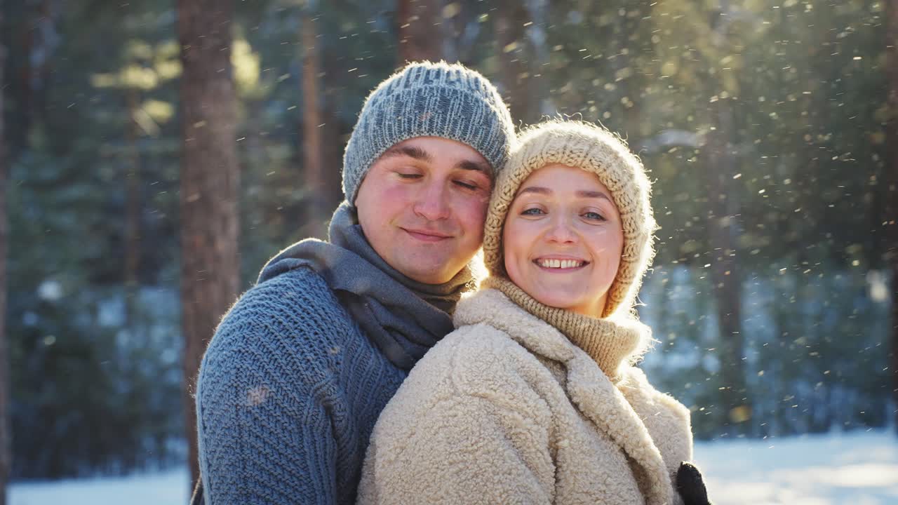 Coppia in una foresta innevata