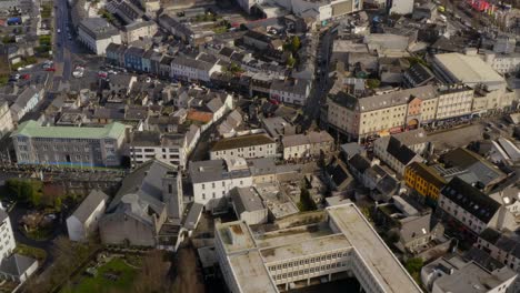 Galway-Parade---Weite-Luftaufnahme-Der-Route-Der-Saint-Patrick-Parade