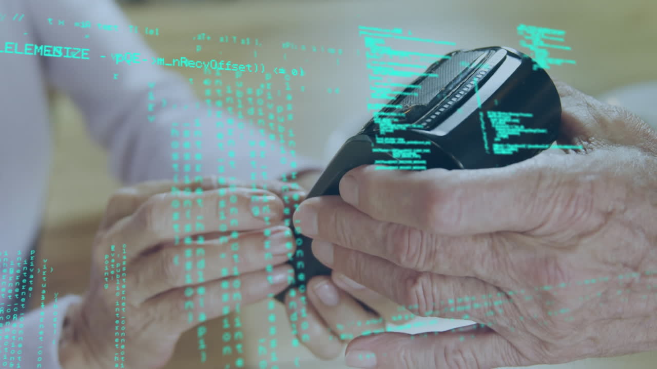 animación de procesamiento de datos sobre mujer caucásica pagando con tarjeta de crédito