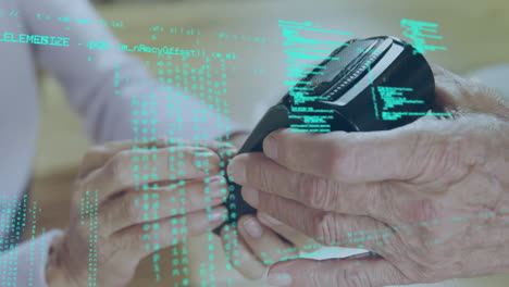 animatie van gegevensverwerking over blanke vrouw die met creditcard betaalt