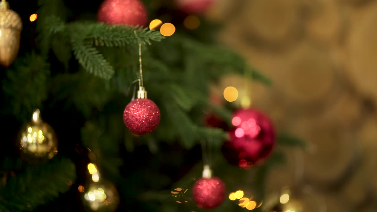 árbol de navidad con adornos