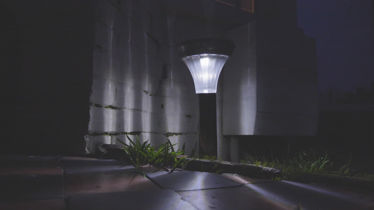 luz ominosa brillando en la noche