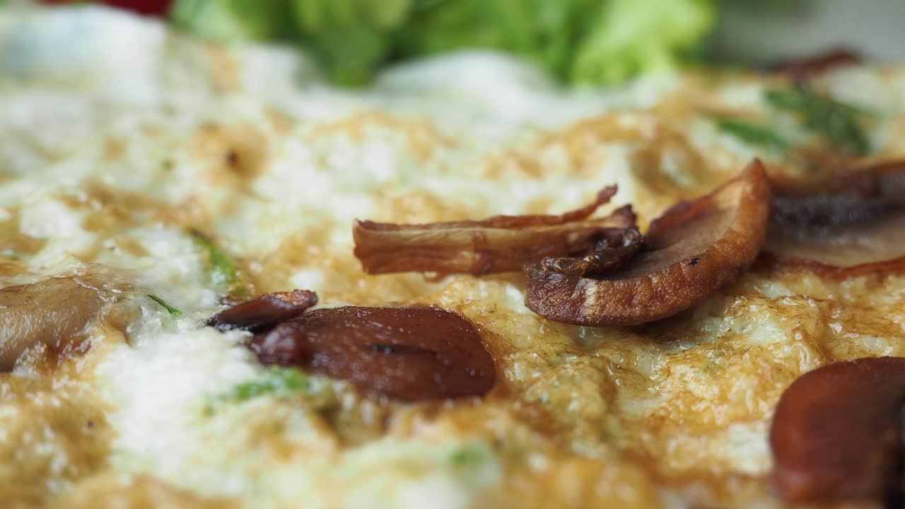 primer plano de una deliciosa tortilla de desayuno con setas