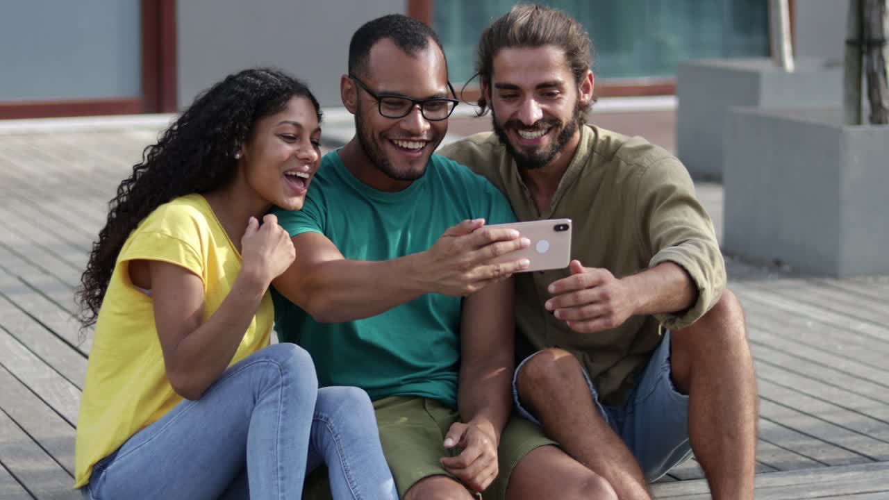 amigos alegres durante el chat de video