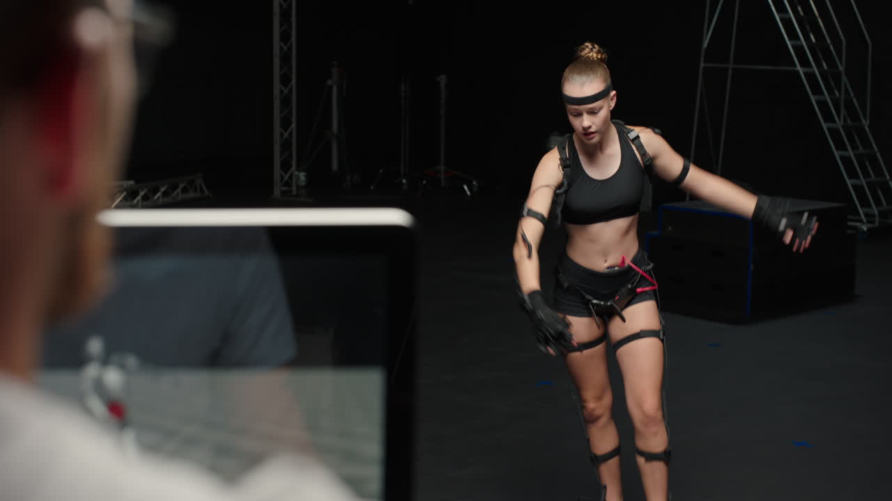 스튜디오에서 모션  ⁇ 처 슈트를 입은 춤추는 여성 발레 댄서 소녀 가상 현실 기술에 대한 3d 캐릭터 애니메이션을 위해 모  ⁇  슈트를 입은 소녀