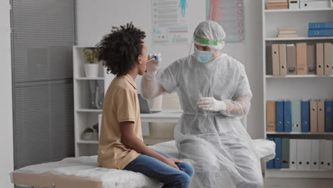 médico y paciente en el sofá médico