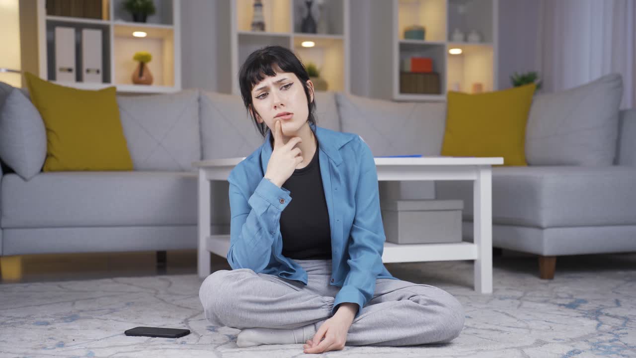 비관적인 젊은 여자는 집에서 혼란스럽습니다.