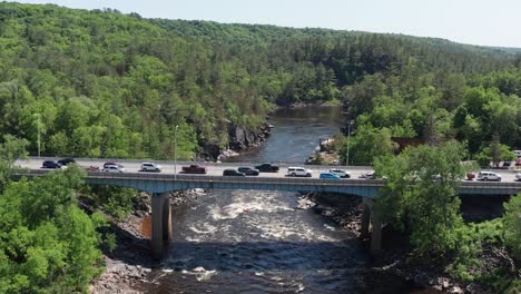 primer plano aéreo que desciende sobre el río santa cruz entre la línea estatal de minnesota y wisconsin