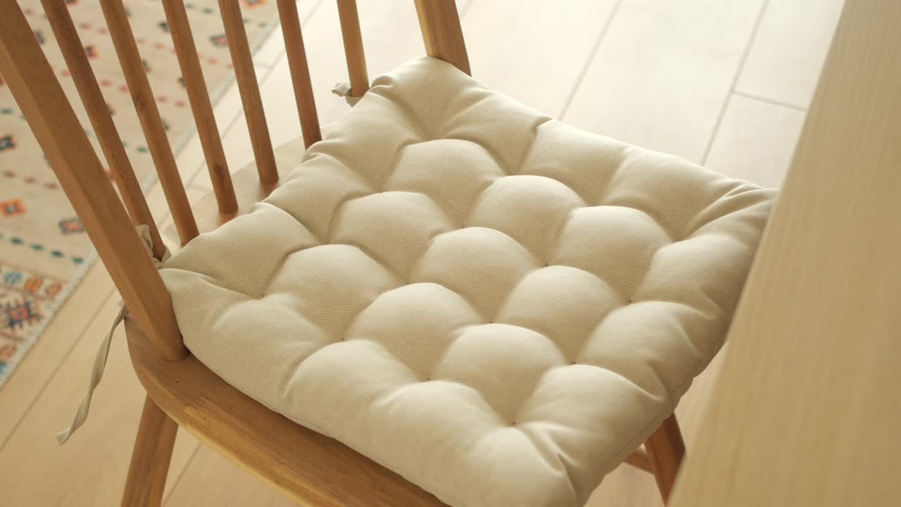 Primo piano di una sedia con un cuscino