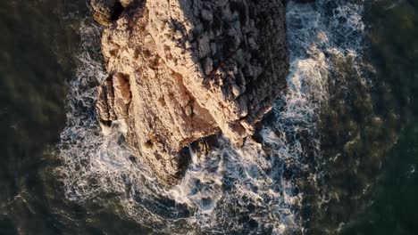 Toma-De-Drones-De-Olas-Rompiendo-Sobre-Rocas