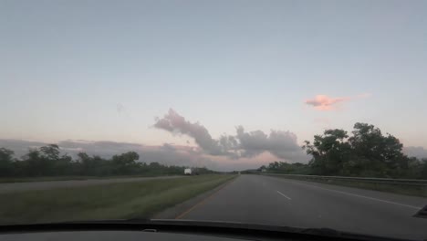 República-Dominicana,-Carretera-Del-Este-Noviembre-2022-Pov-Timelapse-Video-Conduciendo-En-La-Carretera-En-Las-Primeras-Horas-De-La-Mañana