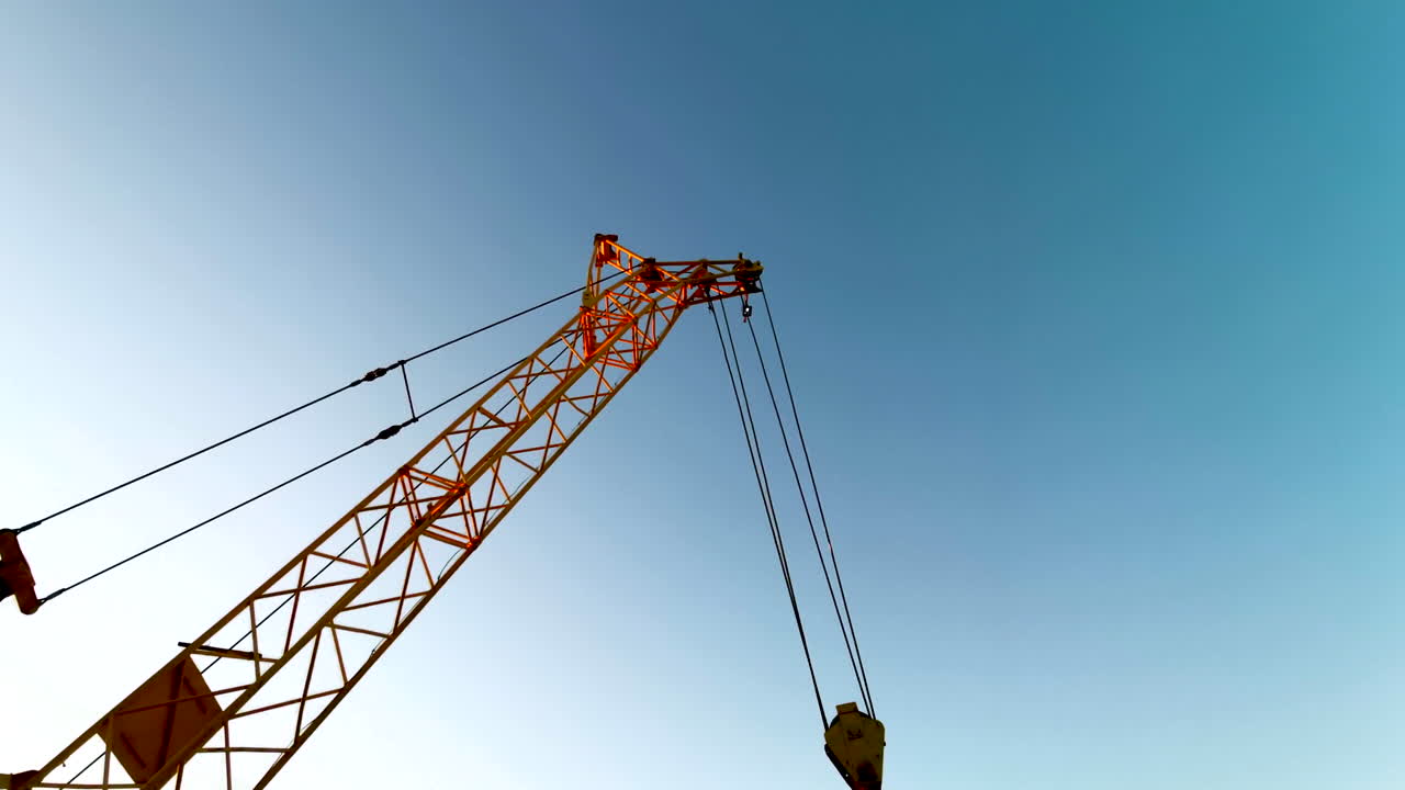 grúa de construcción contra un cielo despejado