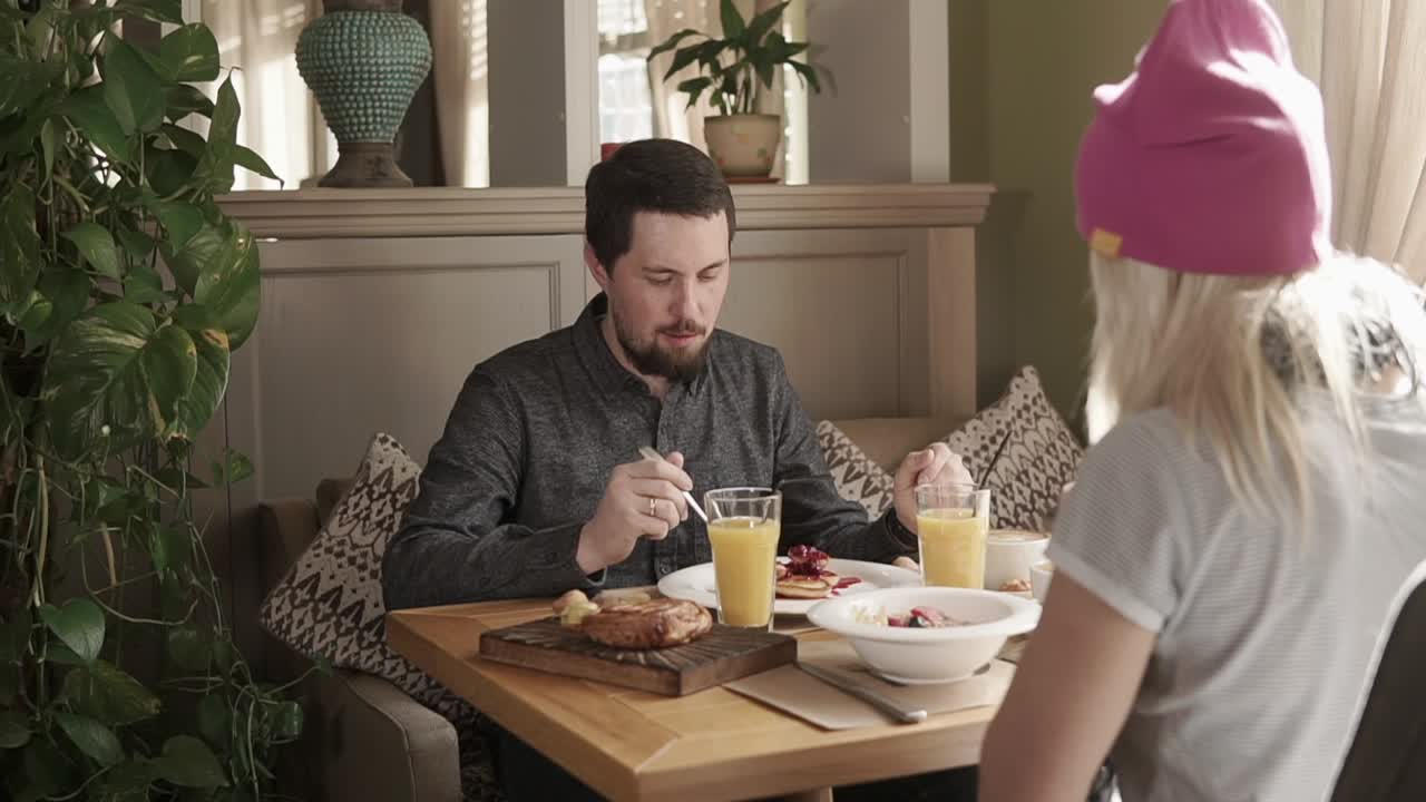 una pareja disfrutando de una comida en un café