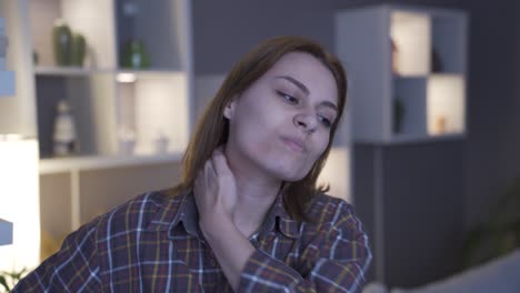 la mujer que está estresada y enojada en casa no puede quedarse quieta.