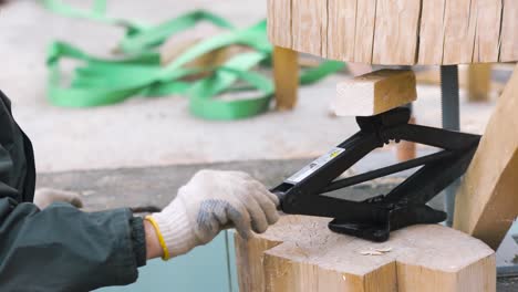 ensamblaje de la estructura de madera utilizando un elevador