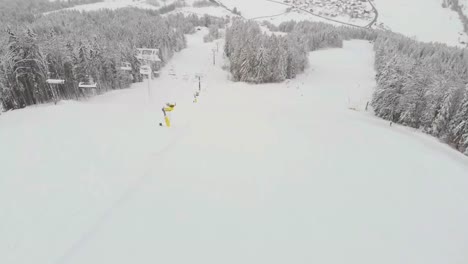 Cubierto-De-Nieve-Blanca-Estación-De-Esquí-Cerrada-Durante-El-Cierre-En-Kranjska-Gora-Eslovenia