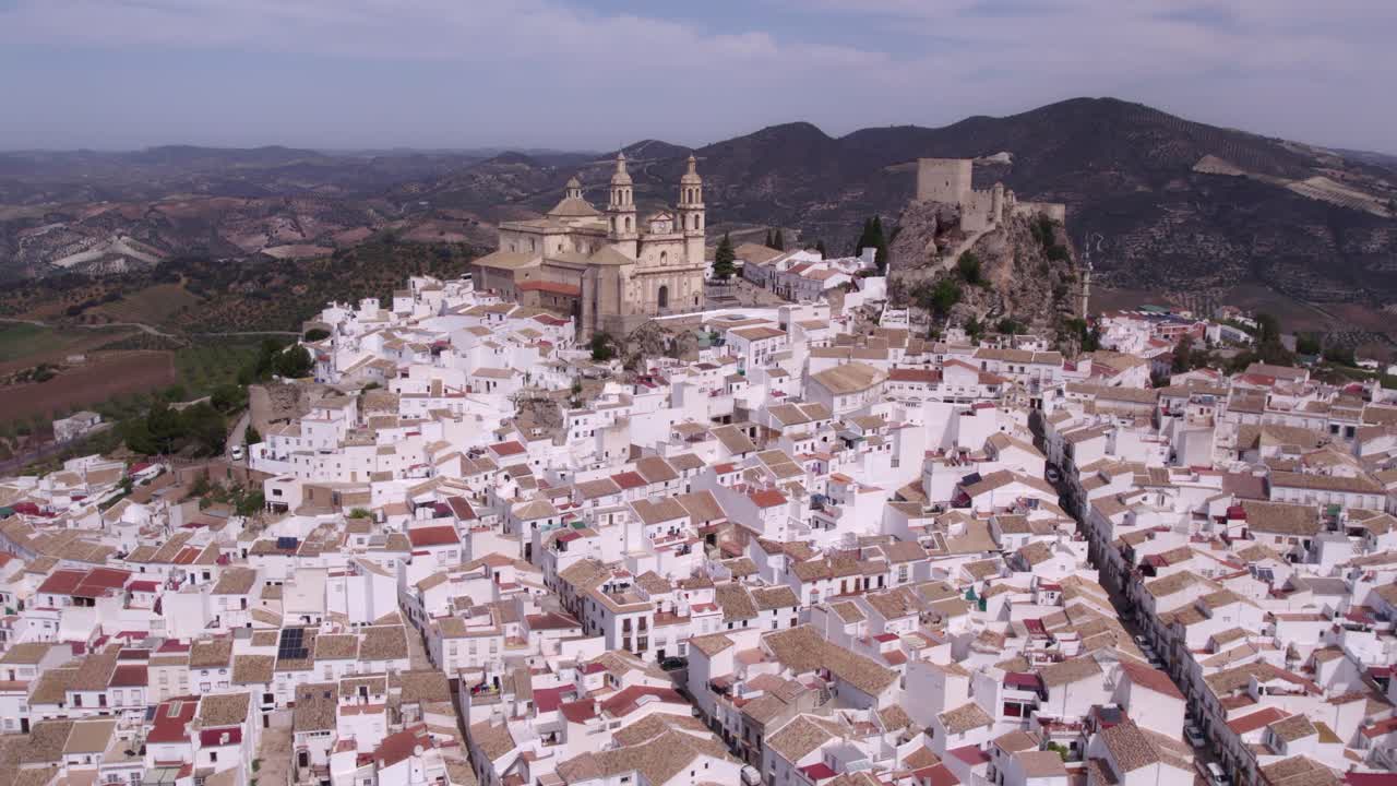 Hvidkalkede Olvera med slot i Andalusien
