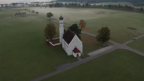 iglesia de neuschwanstein mañana brumosa en otoño | 4k | dji mavic 2 pro d-log - perfecto para gradación de color