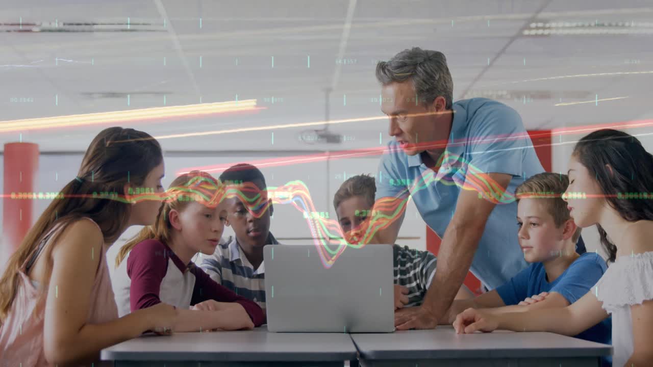 animación de un gráfico sobre un maestro caucásico y una clase de alumnos diversos usando una computadora portátil