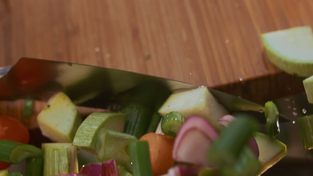 요리를 위해 혼합 된 채소를 준비하는 것