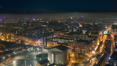 el lapso de tiempo de la niebla y la bruma sobre el distrito de kallio, por la noche en helsinki