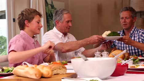 Familia-De-Tres-Generaciones-Cenando-Juntos-De-Navidad