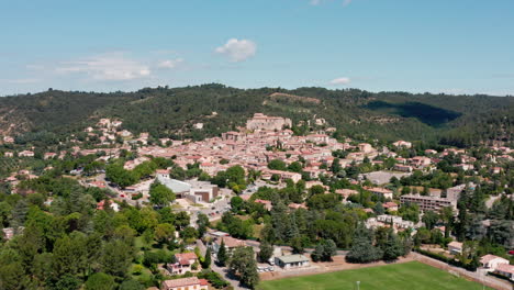 Toma-Aérea-Del-Pueblo-De-Greoux-les-bains-Día-Soleado-Provenza-Francia