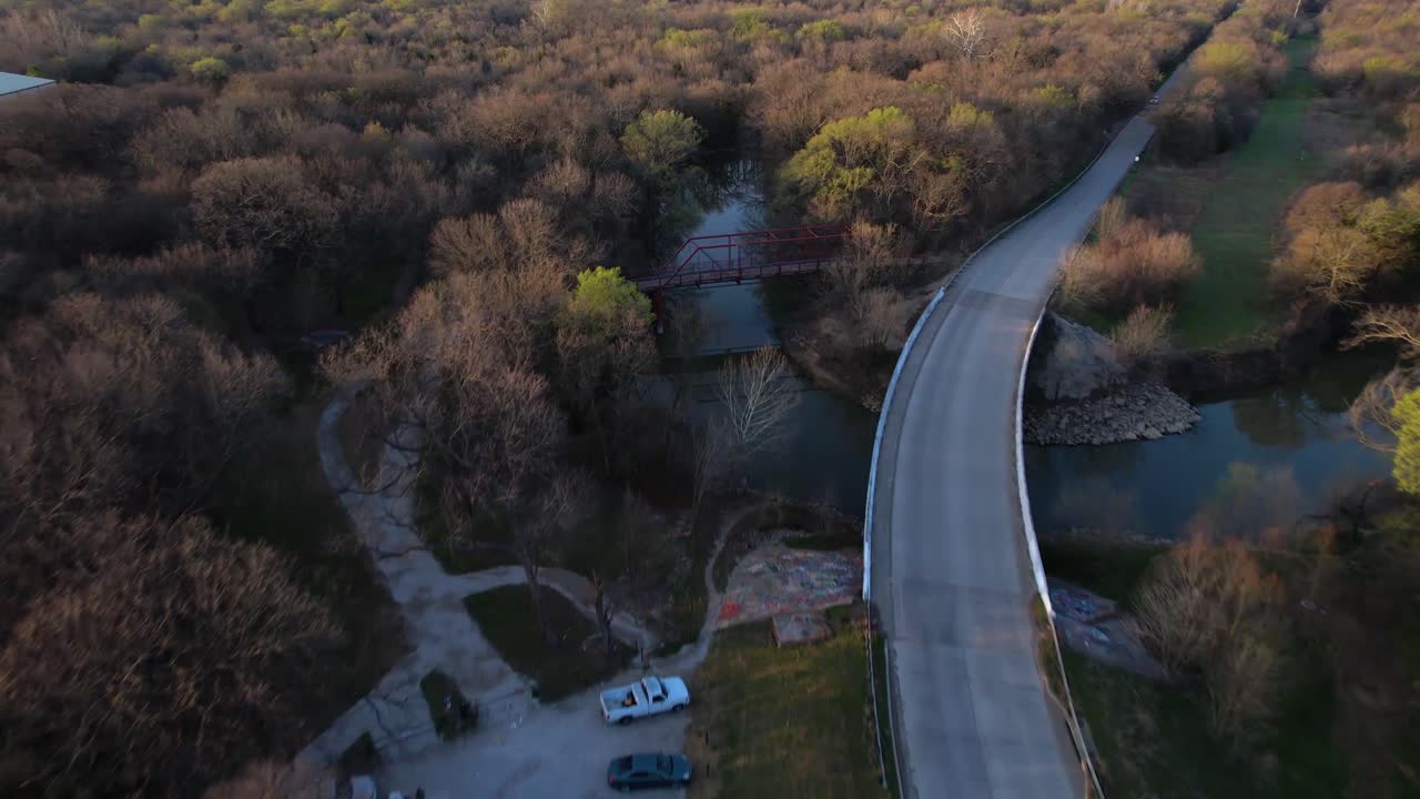 Luftoptagelser af Old Alton Bridge i Lantana, Texas