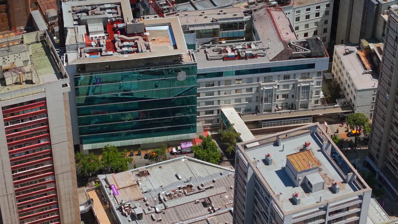 Vista aérea sobre los tejados del centro de Santiago de Chile con el Hospital UC CHRISTUS