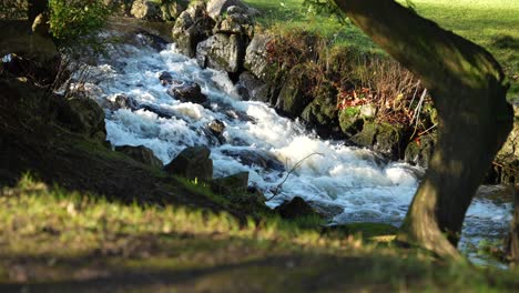 Wasser-Fließt-Im-Fluss-Wye,-Buxton,-England